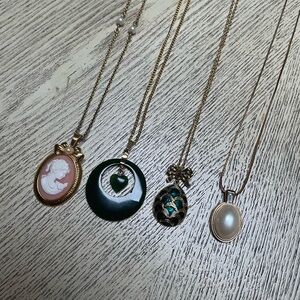 Avon Gold and Green Heart Pendant Necklace